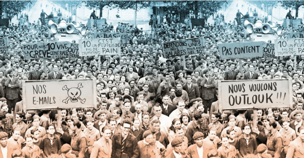 Foule de personnes avec des pancartes "nous voulons Outlook"